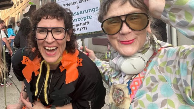 31. 10.26 16:30 Klara Li ZwischenweltenSong im Sabine Ne HalloweenSalon K11 Berlin PB